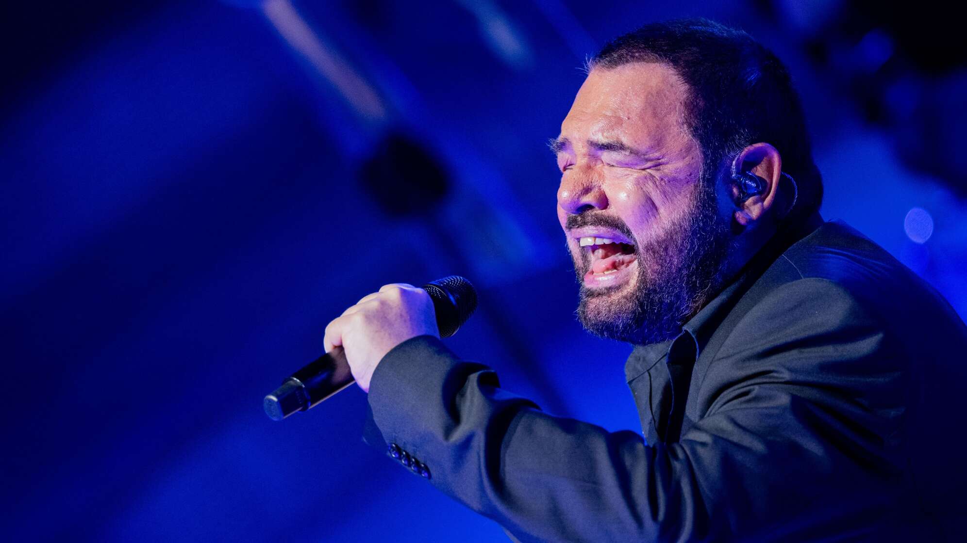 Alphaville-Sänger Marian Gold singt mit Mikrofon in der Hand