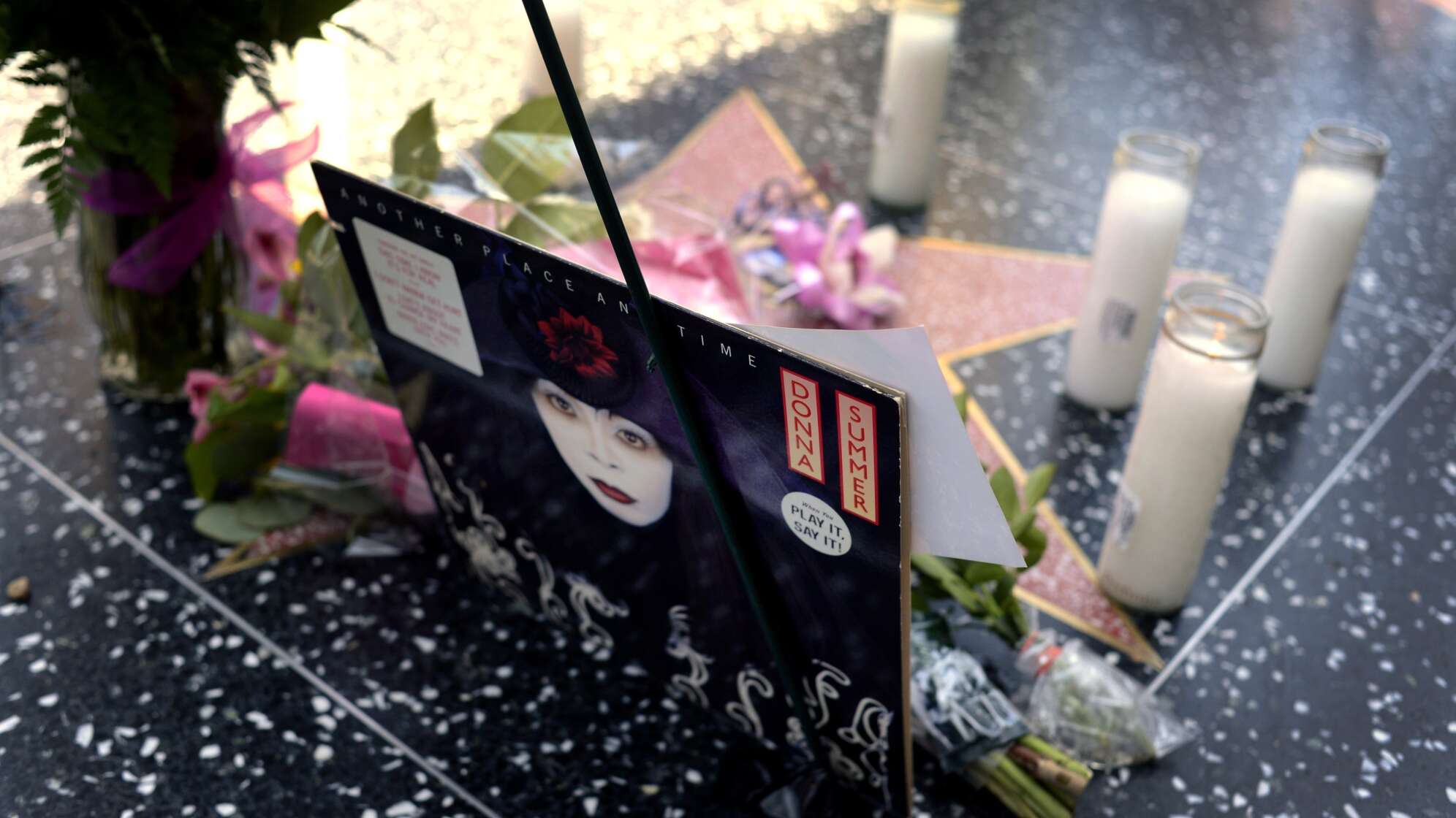 Blumen, Kerzen und ein Bild auf dem Stern von Donna Summer auf dem Hollywood Boulevard