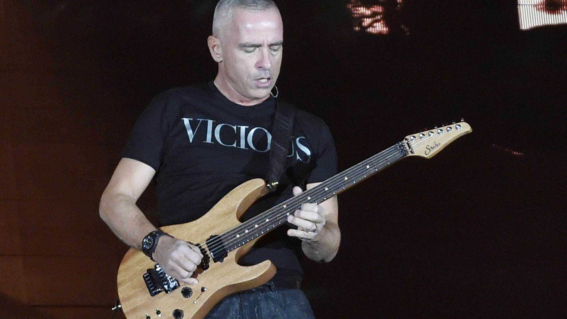 Eros Ramazzotti mit Gitarre