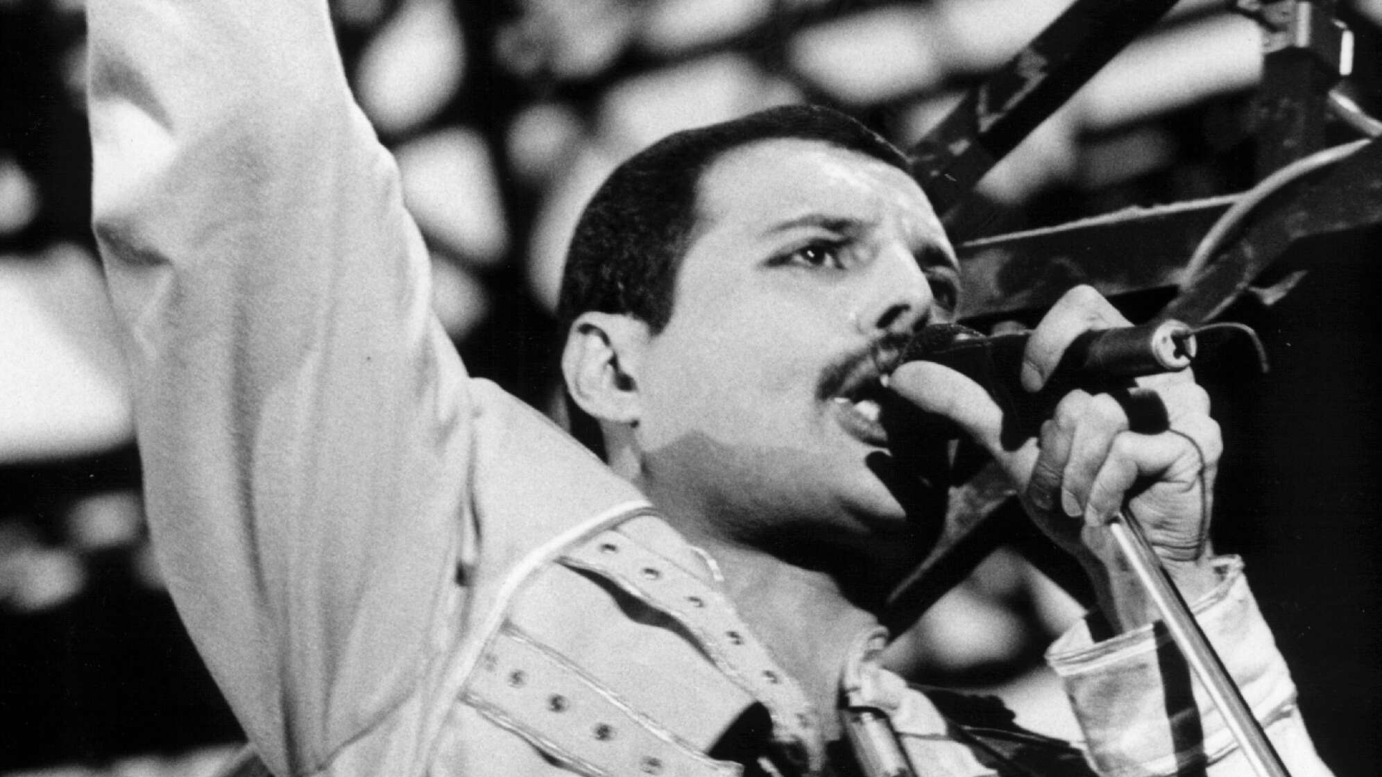 Freddie Mercury singt